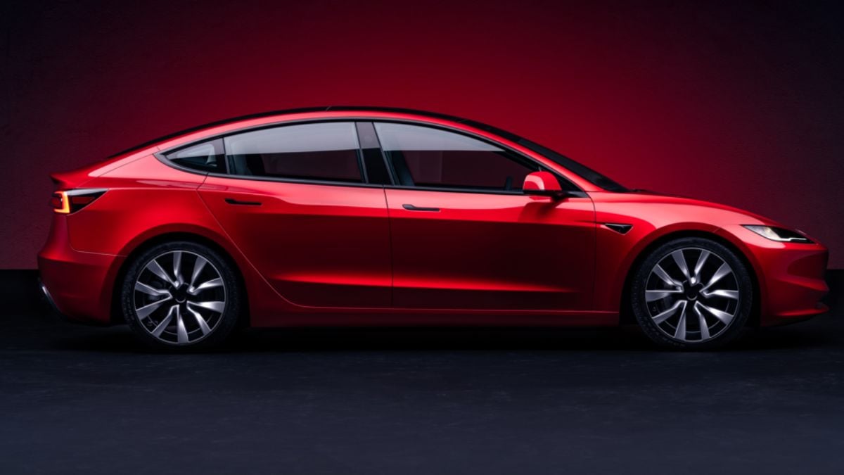 El Modelo 3 Rojo Tesla con diseño moderno se presenta en un perfil lateral en un fondo rojo gradiente y transmite una sensación de velocidad e innovación.